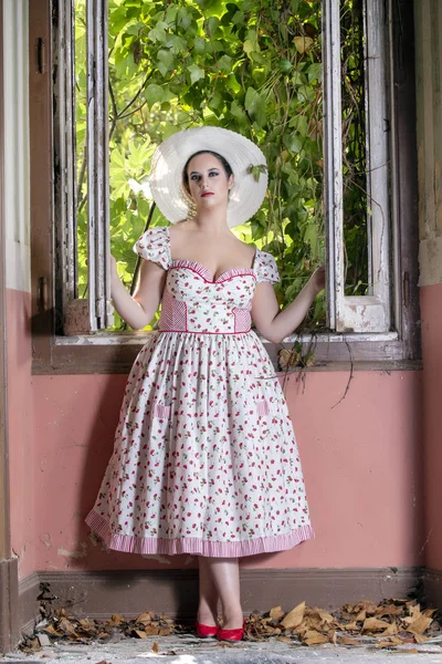 Vista Uma Jovem Mulher Contryside Com Vestido Branco Flores Vermelhas — Fotografia de Stock