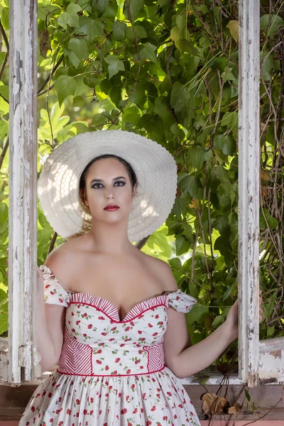 Vista Uma Jovem Mulher Campo Com Vestido Branco Flores Vermelhas — Fotografia de Stock