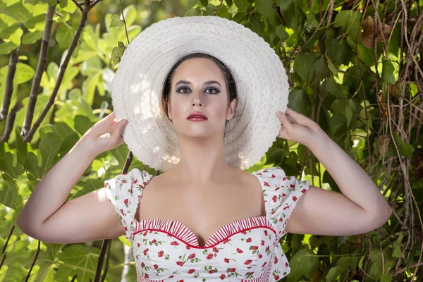 Vista Uma Jovem Mulher Campo Com Vestido Branco Flores Vermelhas — Fotografia de Stock