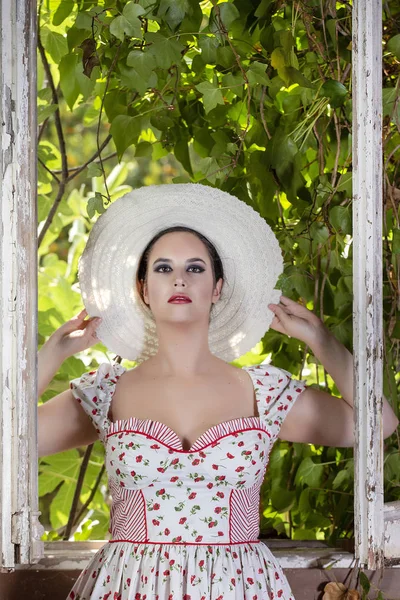 Vista Uma Jovem Mulher Campo Com Vestido Branco Flores Vermelhas — Fotografia de Stock