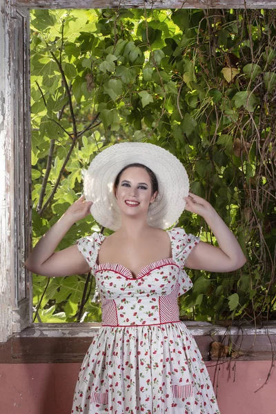 Vista Una Joven Mujer Del Campo Con Vestido Blanco Flores —  Fotos de Stock