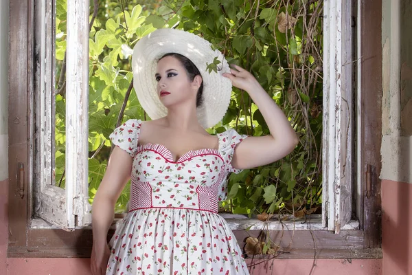 Beyaz Elbise Kırmızı Çiçekler Şapka Ile Bir Contryside Genç Bayan — Stok fotoğraf