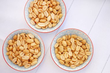 Tuzlu fıstık üç kase görünümünü kapat.