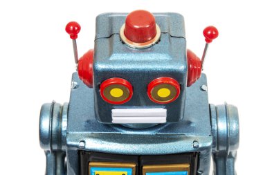 Beyaz arka planda izole edilmiş klasik bir robot oyuncak..