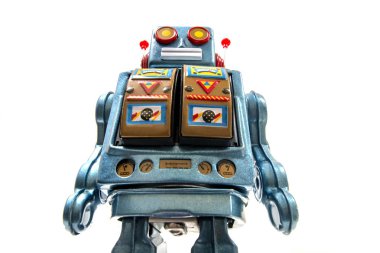 Beyaz arka planda izole edilmiş klasik bir robot oyuncak..