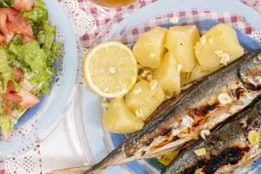 Salata ve patates ile ızgara Atlantik istavrit yemek.