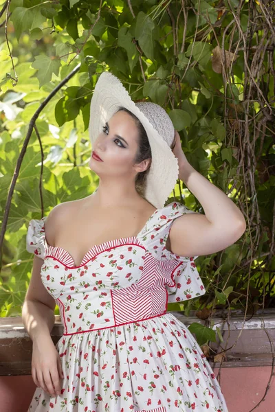 Vista Una Joven Mujer Del Campo Con Vestido Blanco Flores —  Fotos de Stock