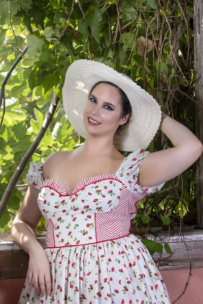 Vue Une Jeune Femme Campagne Avec Robe Blanche Fleurs Rouges — Photo