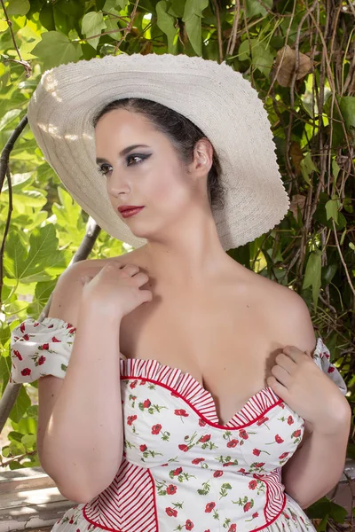 Vista Uma Jovem Mulher Campo Com Vestido Branco Flores Vermelhas — Fotografia de Stock