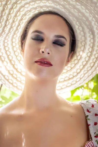 View Countryside Young Lady Woman White Dress Red Flowers Hat — Stock Photo, Image