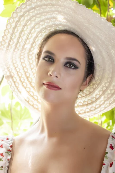 Beyaz Elbise Kırmızı Çiçekler Şapka Ile Bir Kırsal Genç Bayan — Stok fotoğraf