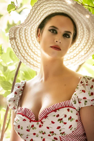 Beyaz Elbise Kırmızı Çiçekler Şapka Ile Bir Kırsal Genç Bayan — Stok fotoğraf