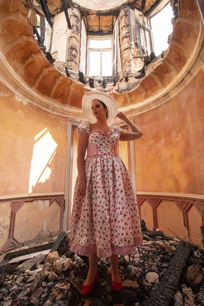 Vue Une Jeune Femme Campagne Avec Robe Blanche Fleurs Rouges — Photo