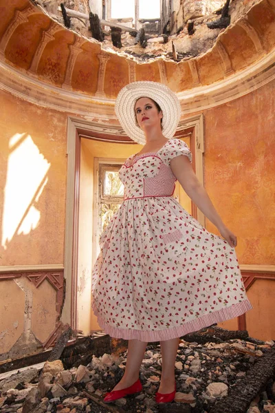 Vue Une Jeune Femme Campagne Avec Robe Blanche Fleurs Rouges — Photo