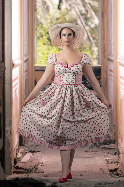 Vista Una Joven Dama Contryside Con Vestido Blanco Flores Rojas —  Fotos de Stock