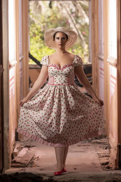 Vue Une Jeune Femme Campagne Avec Robe Blanche Fleurs Rouges — Photo