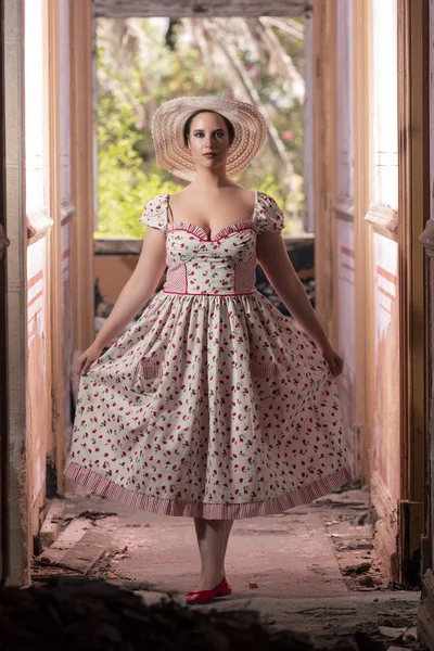 Vista Uma Jovem Mulher Contryside Com Vestido Branco Flores Vermelhas — Fotografia de Stock