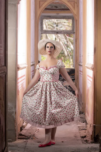 Vista Uma Jovem Mulher Contryside Com Vestido Branco Flores Vermelhas — Fotografia de Stock