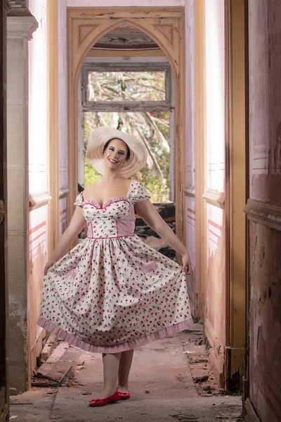 Vue Une Jeune Femme Campagne Avec Robe Blanche Fleurs Rouges — Photo