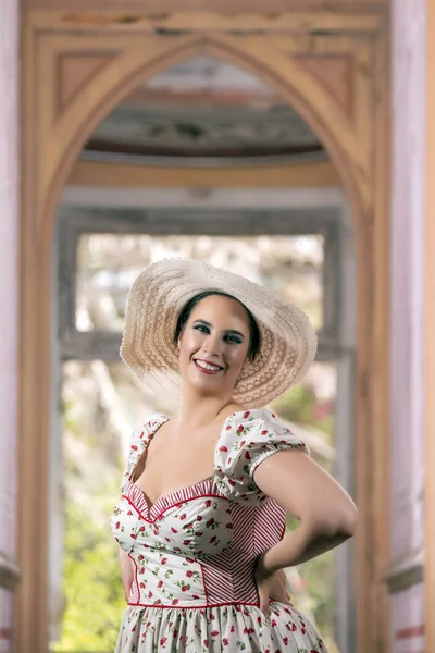 Vista Una Joven Dama Contryside Con Vestido Blanco Flores Rojas —  Fotos de Stock