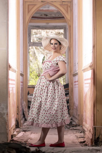 Vue Une Jeune Femme Campagne Avec Robe Blanche Fleurs Rouges — Photo