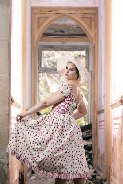 Vista Uma Jovem Mulher Contryside Com Vestido Branco Flores Vermelhas — Fotografia de Stock