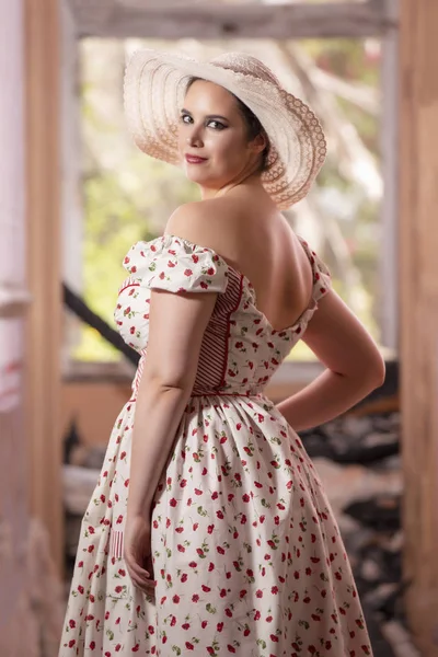 Vista Uma Jovem Mulher Contryside Com Vestido Branco Flores Vermelhas — Fotografia de Stock