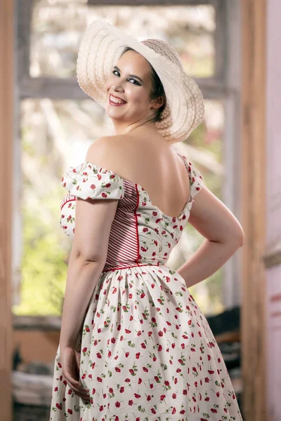 Vue Une Jeune Femme Campagne Avec Robe Blanche Fleurs Rouges — Photo