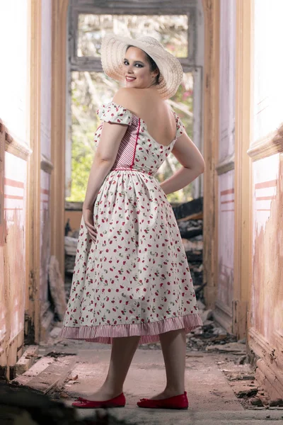 Vista Uma Jovem Mulher Contryside Com Vestido Branco Flores Vermelhas — Fotografia de Stock