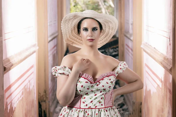 Vista Uma Jovem Mulher Contryside Com Vestido Branco Flores Vermelhas — Fotografia de Stock