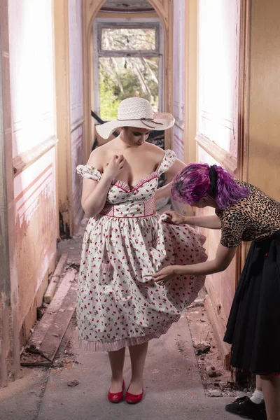 Vue Une Jeune Femme Campagne Avec Robe Blanche Fleurs Rouges — Photo