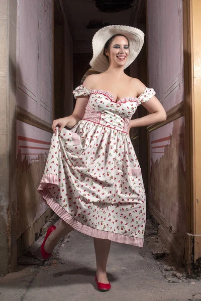 Vista Una Joven Dama Contryside Con Vestido Blanco Flores Rojas —  Fotos de Stock