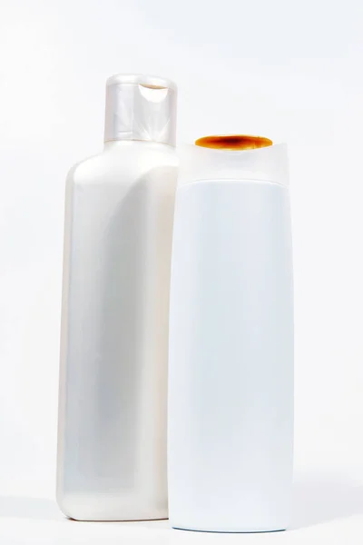 Dos Botellas Champú Blanco Aisladas Sobre Fondo Blanco — Foto de Stock