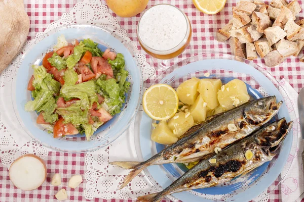 Grillad Taggmakrill Måltid Med Sallad Och Potatis — Stockfoto