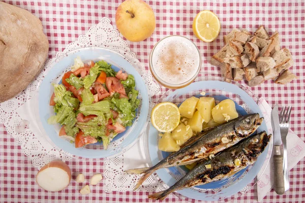 Burgonya Saláta Grillezett Atlanti Fattyúmakréla Étkezés — Stock Fotó