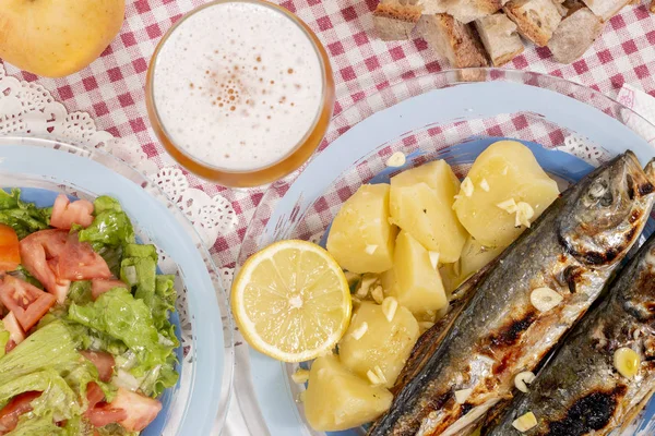 Farinha Cavala Cavalo Atlântica Grelhada Com Salada Batatas — Fotografia de Stock