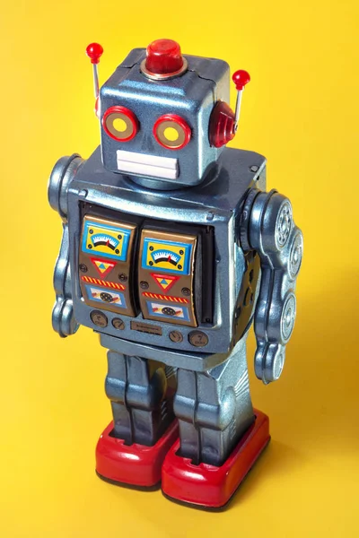 Vintage Κασσίτερου Ρομπότ Παιχνίδι Απομονώνονται Κίτρινο Φόντο — Φωτογραφία Αρχείου
