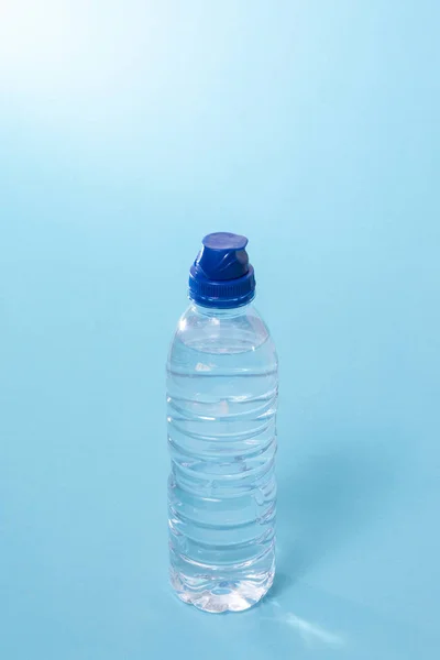 Bottiglia Acqua Plastica Uno Sfondo Blu — Foto Stock