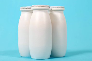 sıvı yoğurt beyaz bir arka plan üzerinde izole şişe.