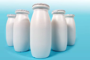 sıvı yoğurt beyaz bir arka plan üzerinde izole şişe.