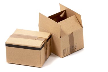 Beyaz bir arka plan üzerinde izole klasik karton kutular.