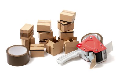 Beyaz bir arka plan üzerinde izole birçok klasik karton kutular.