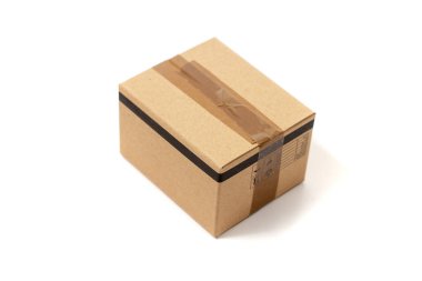 Beyaz bir arka plan üzerinde izole klasik karton kutu.