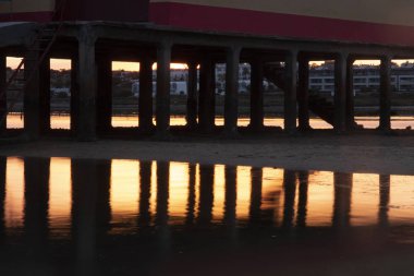 Fuseta, Portekiz köyde bulunan hayat koruyucu gören günbatımı manzarası.