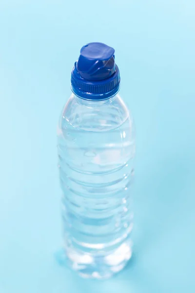 Πλαστικό Μπουκάλι Του Νερού Πάνω Μπλε Φόντο — Φωτογραφία Αρχείου