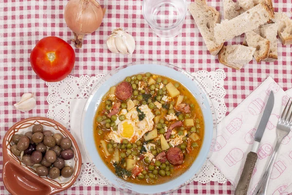 传统葡萄牙美食 配有鸡蛋 土豆和香肠的青豆 — 图库照片
