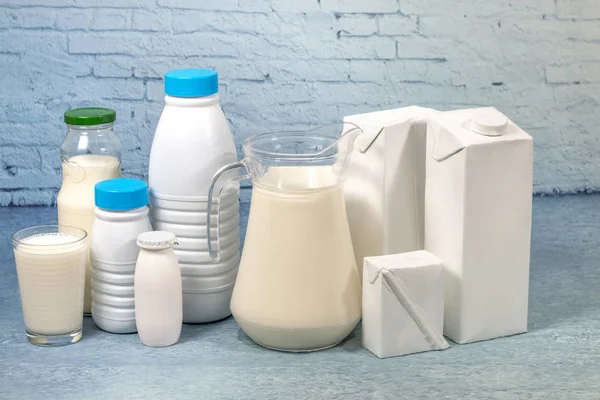 Mix Van Melkflessen Pakket Geïsoleerd Een Achtergrond Van Blauwe Baksteen — Stockfoto