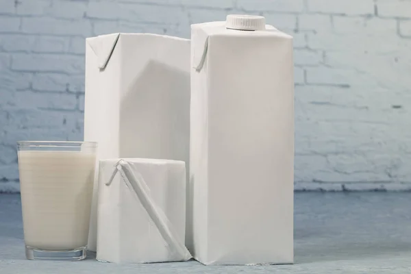 Μείγμα Από Συσκευασίες Γάλακτος Απομονωμένη Φόντο Μπλε Τούβλο — Φωτογραφία Αρχείου