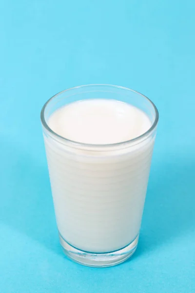 Vol Glas Melk Geïsoleerd Een Blauwe Achtergrond — Stockfoto