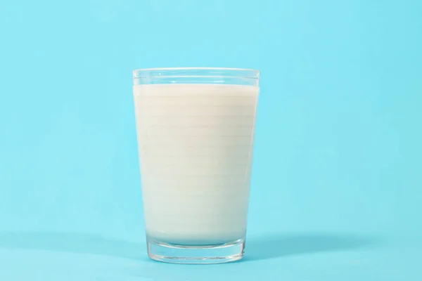 Vaso Lleno Leche Aislado Sobre Fondo Azul —  Fotos de Stock